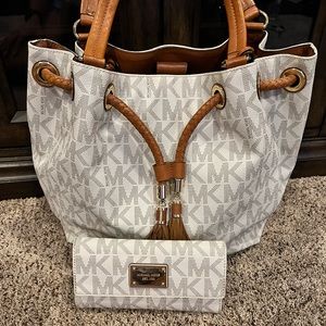 MICHAEL KORS JET SET LARGE GATHERED TOTE BAG, VANILLA